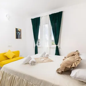 Apartment Lions, Split